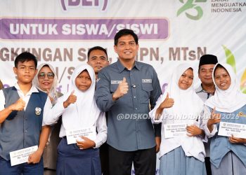 Bupati Lucky Hakim Serahkan Bantuan ZIS Rp884 Juta untuk 1.768 Siswa di Indramayu