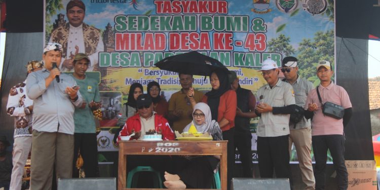Ribuan Masyarakat Desa Pabedilan Kaler Semangat Ikuti Acara Sedekah Bumi