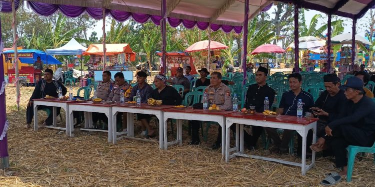 Kawal Adat Tradisi  Polsek Gabuswetan Amankan Pagelaran Sandiwara di Desa Gabuskulon