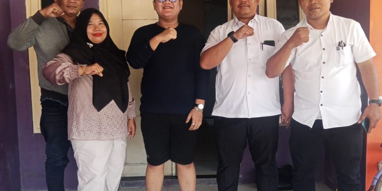 Pemdes Bersama Tokoh Masyarakat Desa Melakasari Silaturahmi Dengan ” Wa Kancil ” Musisi dan Budaya Sandiwara Asal Indramayu 