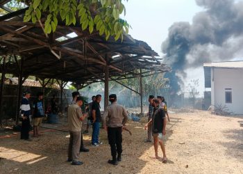 Polisi Bersama Damkar, TNI dan Warga Berhasil Padamkan Kebakaran Hebat Lahan Kosong di Haurgeulis