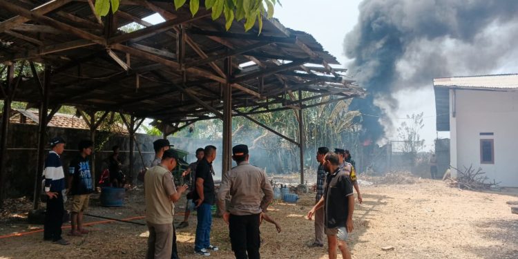 Polisi Bersama Damkar, TNI dan Warga Berhasil Padamkan Kebakaran Hebat Lahan Kosong di Haurgeulis
