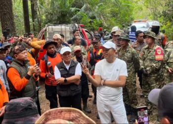 KDM Kerahkan Helikopter Water Bombing dan 1000 Relawan Padamkan Api di Gunung Ciremai