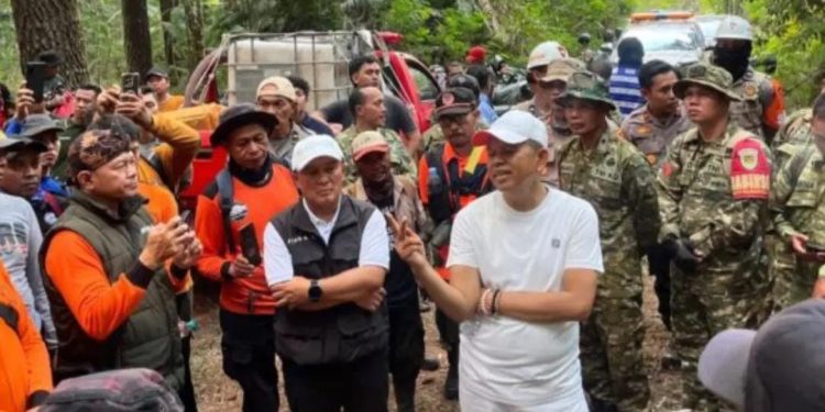 KDM Kerahkan Helikopter Water Bombing dan 1000 Relawan Padamkan Api di Gunung Ciremai