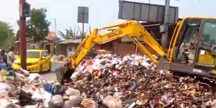 Ditutup Total! Pemdes Mertapada Wetan Kerahkan Excavator Kosongkan Eks Lahan Sampah di Area Terowongan